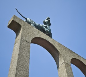 De Tijger hoog op granito boogvormen