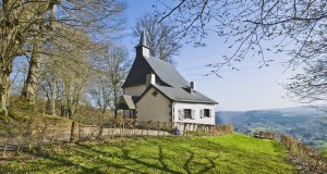 Kapel en hermitage van Saint Thibaut in Marcourt statig hoog waar vroeger het kasteel van de Graven van Montaigu stond.