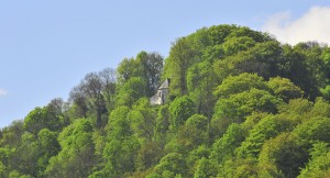 Hoog op de Mons Acutus het witte baken van de Kapel van Saint Thibaut